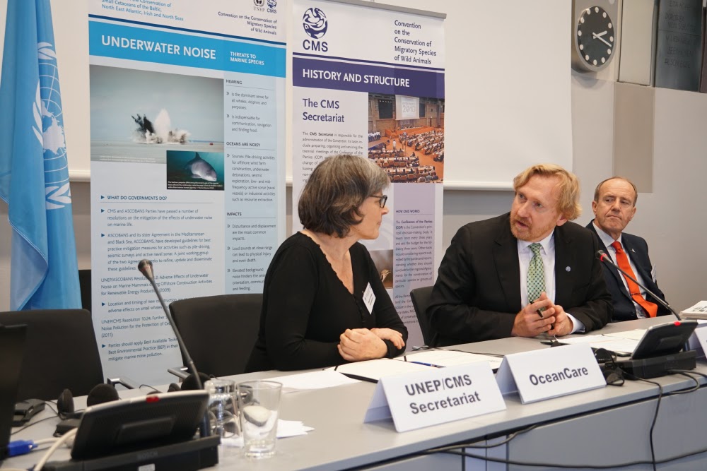 Sigrid Lüber, Présidente d’OceanCare (à gauche), Bradnee Chambers, Secrétaire Exécutif de la CMS (au centre) et Øystein Størkersen, Président du Comité permanent de la CMS, lors de la cérémonie de signature du partenariat à Bonn, en Allemagne © Aydin Bahramlouian
