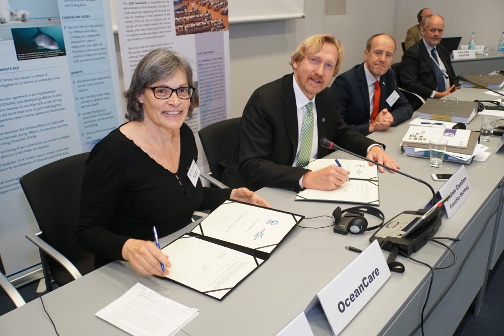 Sigrid Lüber, Présidente d’OceanCare (à gauche), Bradnee Chambers, Secrétaire Exécutif de la CMS (au centre) et Øystein Størkersen, Président du Comité permanent de la CMS, lors de la cérémonie de signature du partenariat à Bonn, en Allemagne © Aydin Bahramlouian