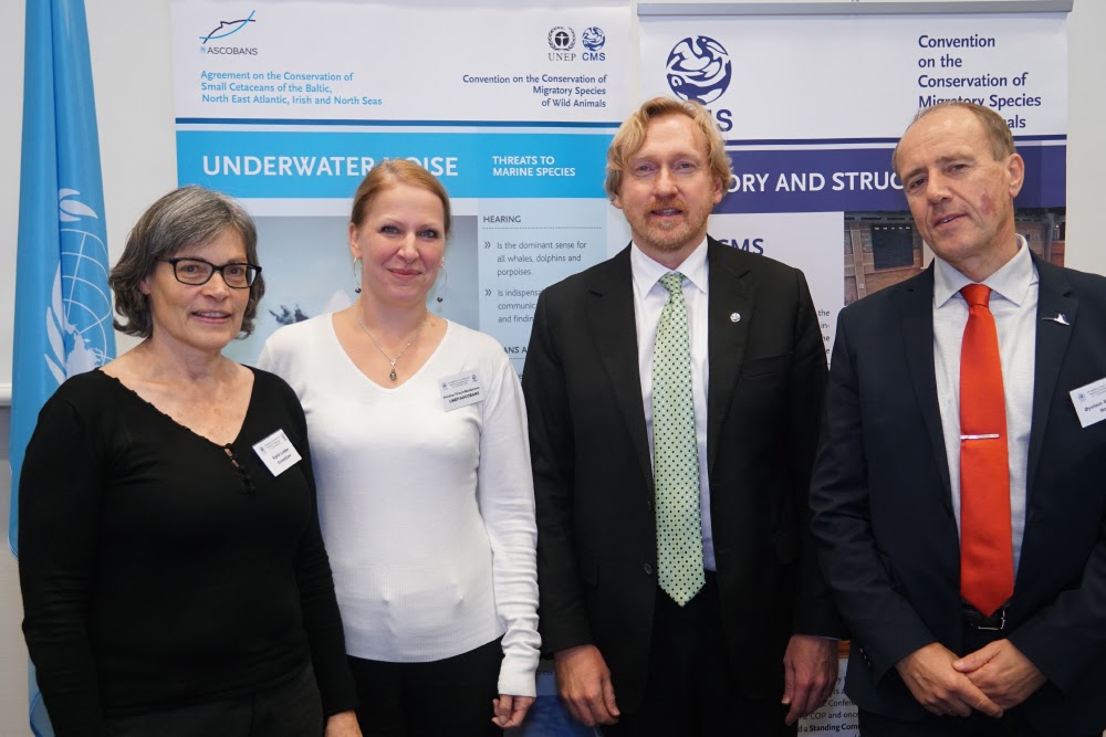 De gauche à droite : Sigrid Lüber (Présidente d’OceanCare), Heidrun Frisch-Nwakanma (Coordinateur d’ASCOBANS), Bradnee Chambers (Secrétaire exécutif de la CMS) et Øystein Størkersen (Président du Comité permanent de la CMS) au cours de la cérémonie de signature de partenariat, à Bonn, en Allemagne © Aydin Bahramlouian